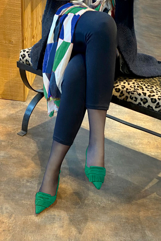 Chaussure femme à brides :  couleur vert émeraude. Bout pointu. Talon mi-haut bobine. Vue porté - Florence KOOIJMAN