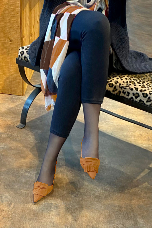 Escarpins bride arrière beige camel. Bout pointu. Talon bottier de 5.5 cm - Vue porté