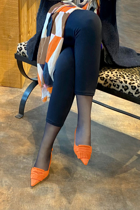 Chaussure femme à brides :  couleur orange abricot. Bout pointu. Talon mi-haut bottier. Vue porté - Florence KOOIJMAN