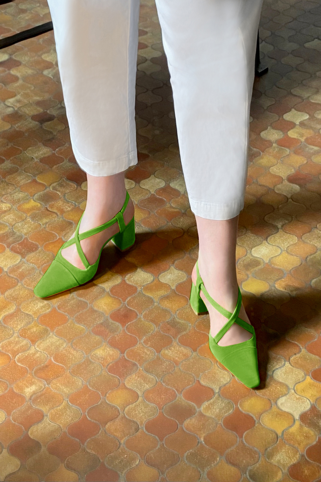 Chaussure femme à brides : Chaussure arrière ouvert avec des brides croisées couleur vert anis. Bout effilé. Talon mi-haut évasé. Vue porté - Florence KOOIJMAN