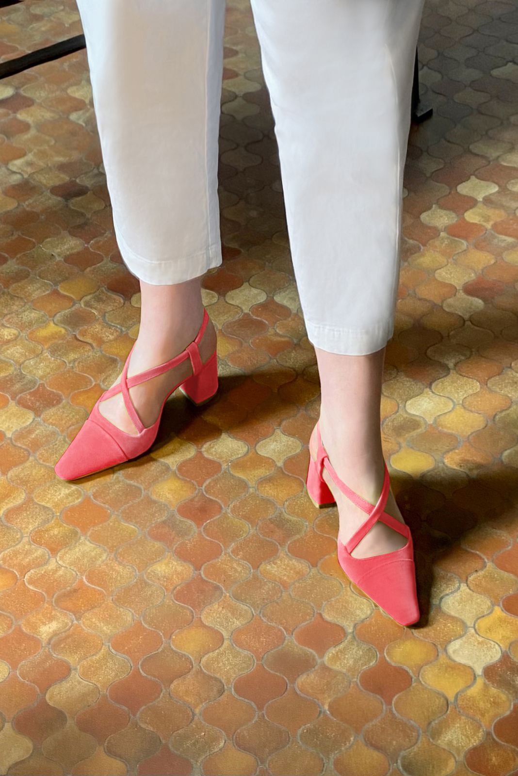 Chaussure femme à brides : Chaussure arrière ouvert avec des brides croisées couleur rose camélia. Bout effilé. Talon mi-haut évasé. Vue porté - Florence KOOIJMAN
