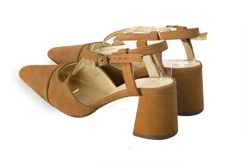 Chaussure femme à brides : Chaussure arrière ouvert avec des brides croisées couleur beige camel. Bout effilé. Talon mi-haut évasé. Vue arrière - Florence KOOIJMAN