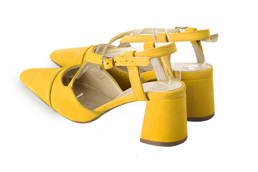 Chaussure femme à brides : Chaussure arrière ouvert avec des brides croisées couleur jaune soleil. Bout effilé. Talon mi-haut évasé. Vue arrière - Florence KOOIJMAN