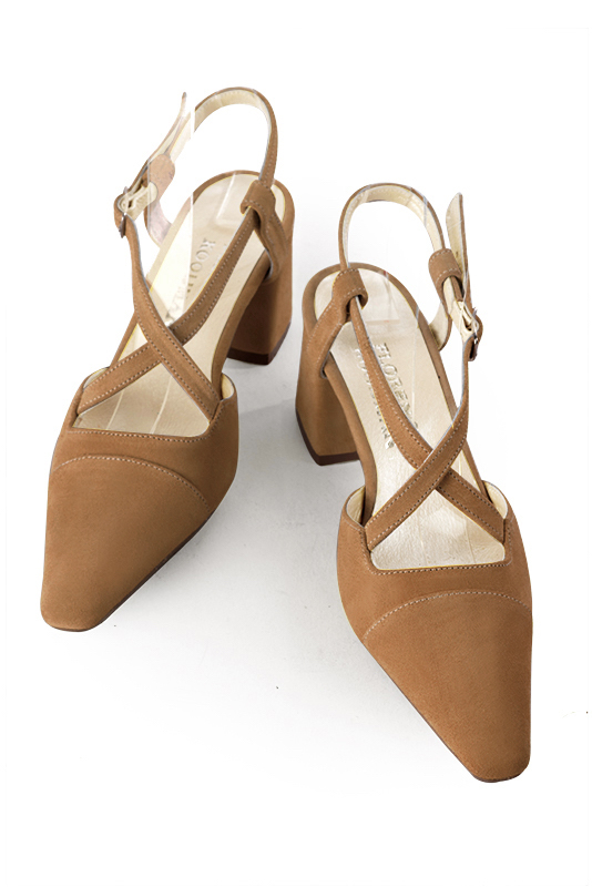 Chaussure femme à brides : Chaussure arrière ouvert avec des brides croisées couleur beige camel. Bout effilé. Talon mi-haut évasé. Vue du dessus - Florence KOOIJMAN