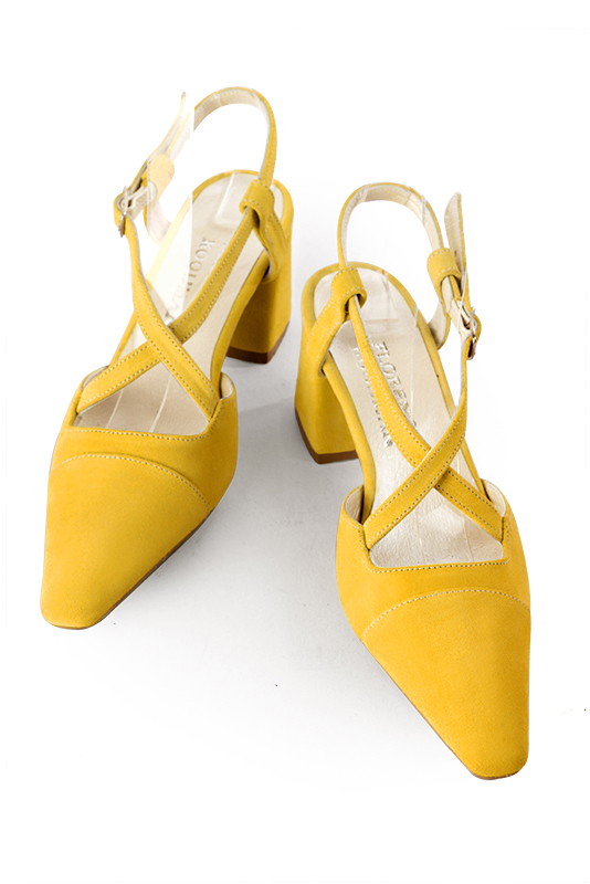 Chaussure femme à brides : Chaussure arrière ouvert avec des brides croisées couleur jaune soleil. Bout effilé. Talon mi-haut évasé. Vue du dessus - Florence KOOIJMAN