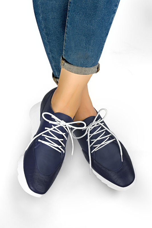 Chaussure femme à lacets : Derby sport couleur bleu marine. Bout carré. Semelle gomme petit talon. Vue porté - Florence KOOIJMAN