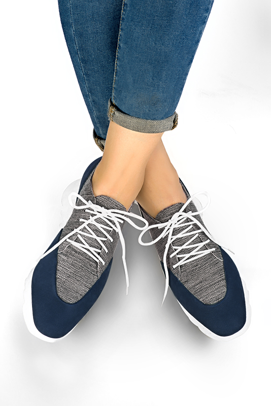 Chaussure femme à lacets : Derby sport couleur bleu marine et gris acier. Bout carré. Semelle gomme petit talon. Vue porté - Florence KOOIJMAN