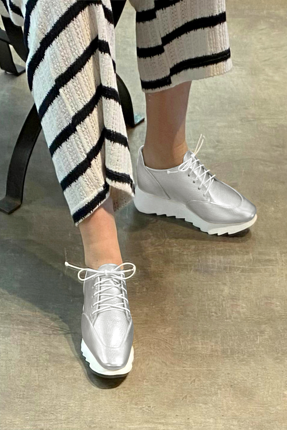 Chaussure femme à lacets : Derby sport couleur argent platine. Bout carré. Semelle gomme petit talon. Vue porté - Florence KOOIJMAN