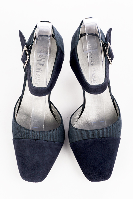 Chaussure femme à brides : Chaussure côtés ouverts bride cou-de-pied couleur bleu marine. Bout carré. Talon mi-haut virgule. Vue du dessus - Florence KOOIJMAN