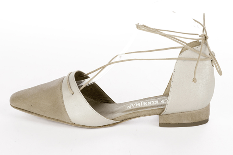Chaussure femme à brides : Chaussure côtés ouverts bride lacet couleur beige sable et blanc cassé. Bout carré. Talon plat bottier. Vue de profil - Florence KOOIJMAN