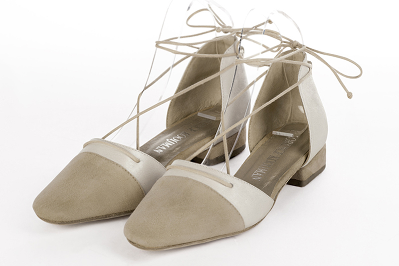 Chaussures habillées, élégantes et raffinées, ouvertes sur les côtés, avec des brides en lacets, coloris beige sable et blanc cassé. Bout carré. Plat. Talon bottier. Cérémonie, soirée, cocktail, évènementiel. Personnalisation : Choix des cuirs, 
                des couleurs et des talons. Petites et grandes pointures. - Florence KOOIJMAN
