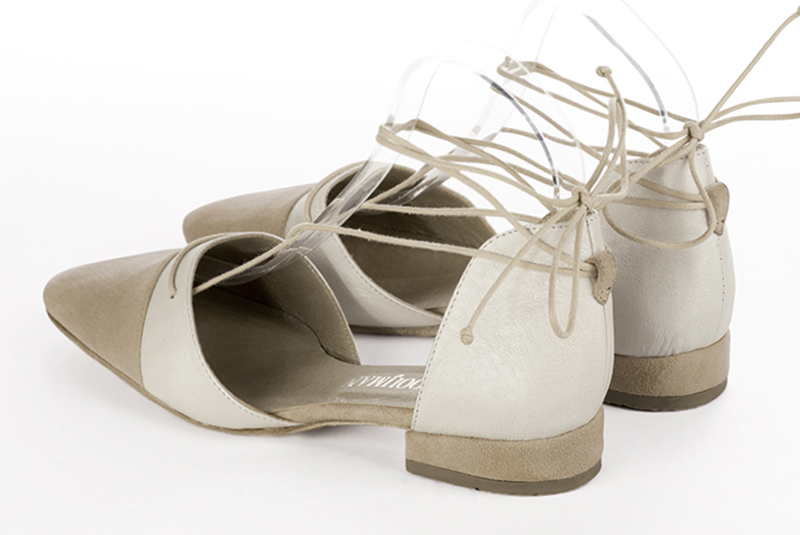 Chaussures habillées, élégantes et raffinées, ouvertes sur les côtés, avec des brides en lacets, coloris beige sable et blanc cassé. Bout carré. Plat. Talon bottier. Cérémonie, soirée, cocktail, évènementiel. Personnalisation : Choix des cuirs, 
                des couleurs et des talons. Petites et grandes pointures. - Florence KOOIJMAN