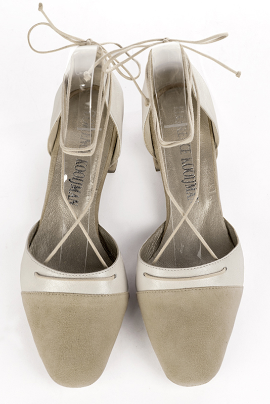 Chaussure femme à brides : Chaussure côtés ouverts bride lacet couleur beige sable et blanc cassé. Bout carré. Talon plat bottier. Vue du dessus - Florence KOOIJMAN