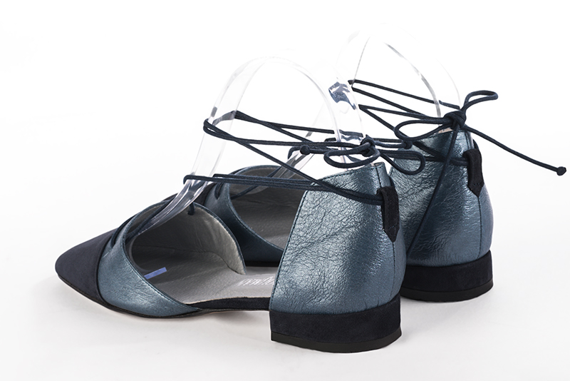 Chaussure femme à brides : Chaussure côtés ouverts bride lacet couleur bleu marine. Bout carré. Talon plat bottier. Vue arrière - Florence KOOIJMAN