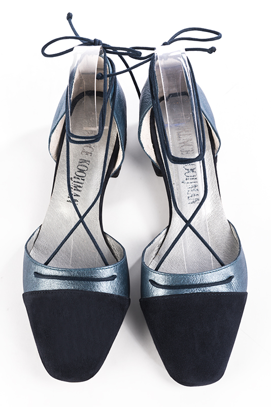 Chaussure femme à brides : Chaussure côtés ouverts bride lacet couleur bleu marine. Bout carré. Talon plat bottier. Vue du dessus - Florence KOOIJMAN