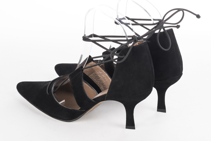 Chaussure femme à brides : Chaussure côtés ouverts bride lacet couleur noir mat. Bout effilé. Talon haut bobine. Vue arrière - Florence KOOIJMAN