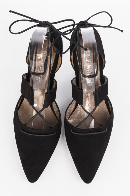Chaussure femme à brides : Chaussure côtés ouverts bride lacet couleur noir mat. Bout effilé. Talon mi-haut compensé. Vue du dessus - Florence KOOIJMAN