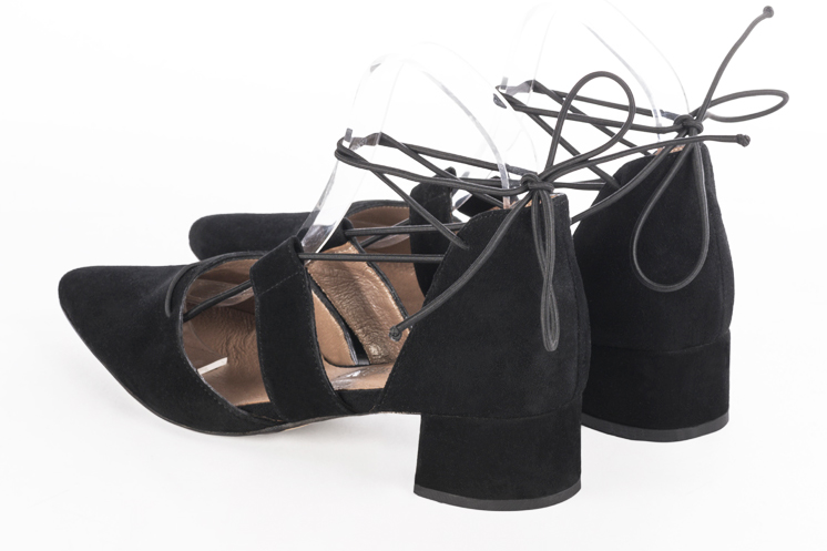 Chaussure femme à brides : Chaussure côtés ouverts bride lacet couleur noir mat. Bout effilé. Petit talon évasé. Vue arrière - Florence KOOIJMAN