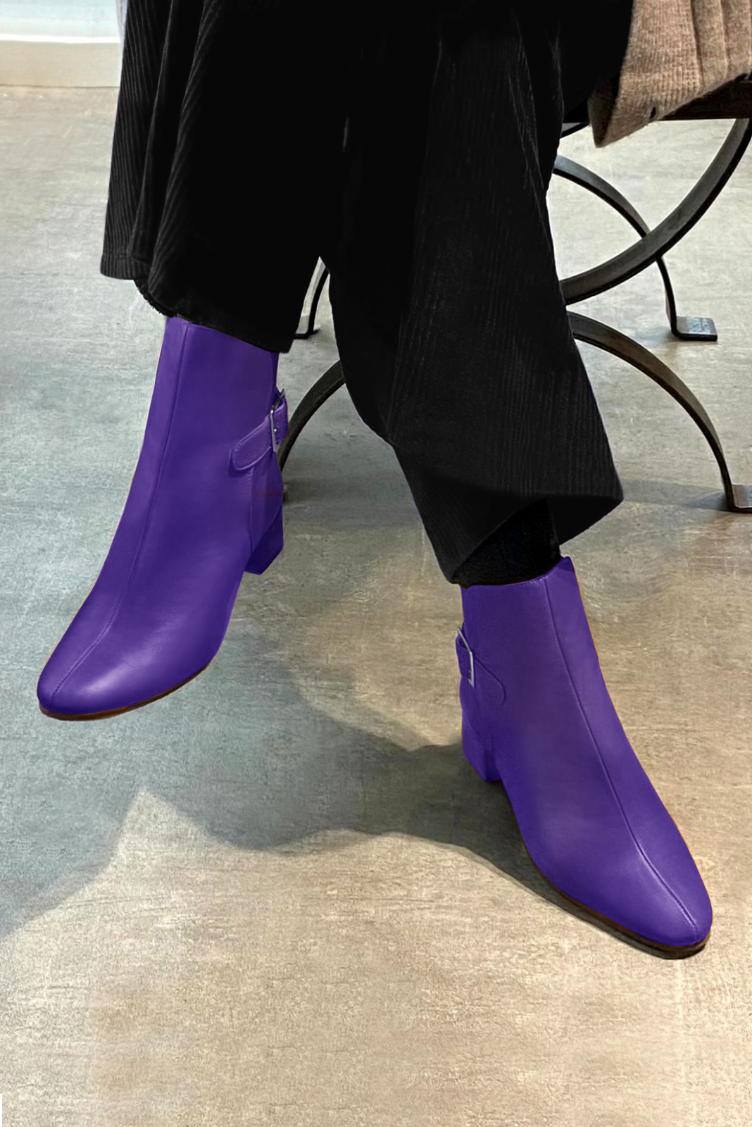 Boots femme : Boots avec des boucles à l'arrière couleur violet outremer. Bout rond. Petit talon bottier. Vue porté - Florence KOOIJMAN