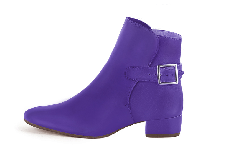 Boots femme : Boots avec des boucles à l'arrière couleur violet outremer. Bout rond. Petit talon bottier. Vue de profil - Florence KOOIJMAN