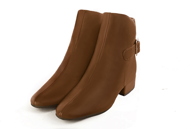Boots femme : Boots avec des boucles à l'arrière couleur marron caramel. Bout rond. Petit talon bottier Vue avant - Florence KOOIJMAN