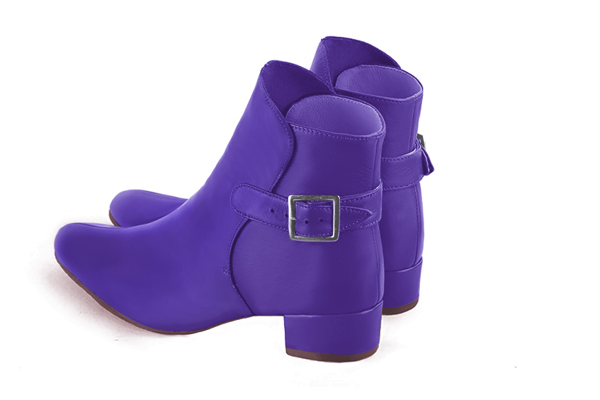 Boots femme : Boots avec des boucles à l'arrière couleur violet outremer. Bout rond. Petit talon bottier. Vue arrière - Florence KOOIJMAN