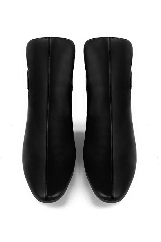 Boots femme : Boots avec des boucles à l'arrière couleur noir satiné. Bout rond. Talon mi-haut bottier. Vue du dessus - Florence KOOIJMAN