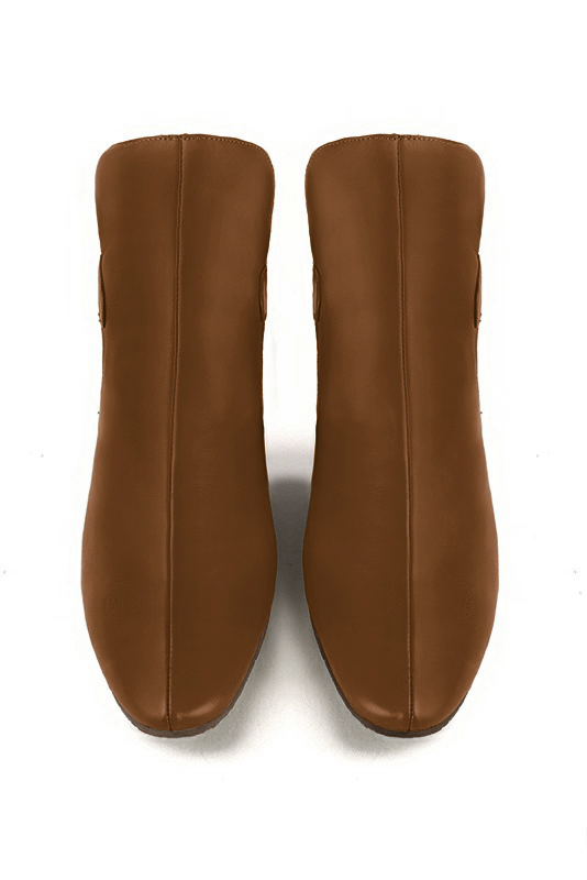 Boots femme : Boots avec des boucles à l'arrière couleur marron caramel. Bout rond. Petit talon bottier. Vue du dessus - Florence KOOIJMAN