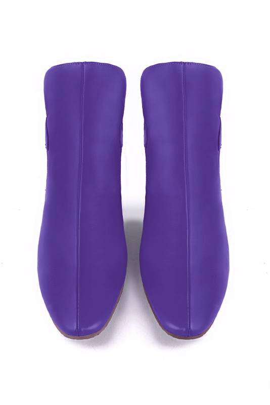 Boots femme : Boots avec des boucles à l'arrière couleur violet outremer. Bout rond. Petit talon bottier. Vue du dessus - Florence KOOIJMAN