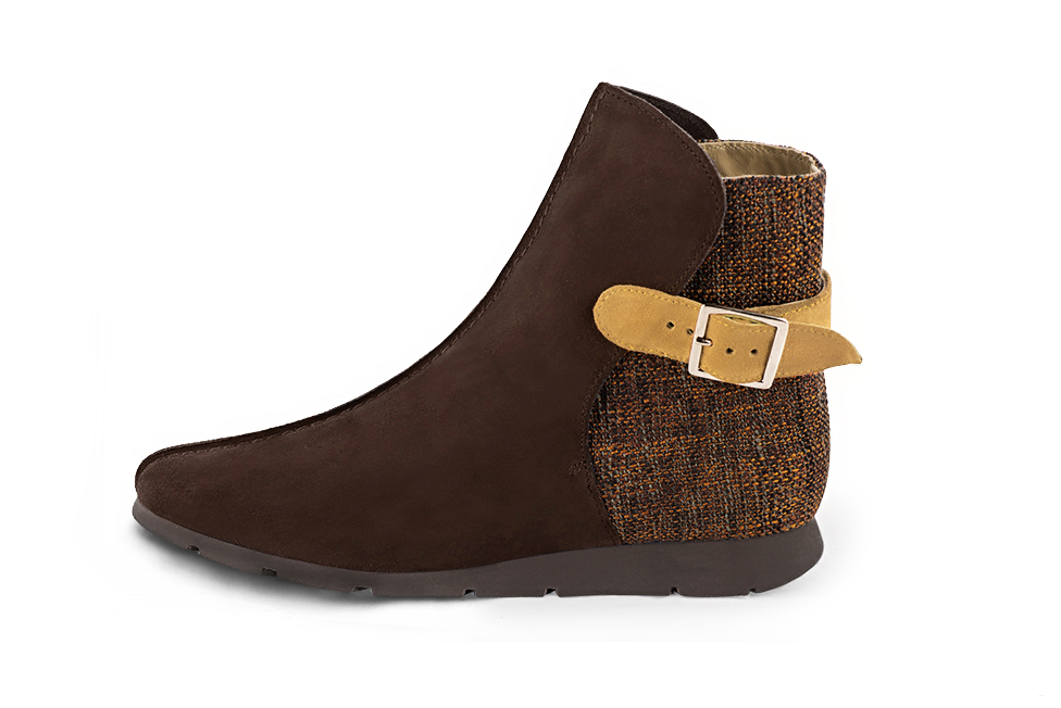 Bottines élégantes et raffinées avec des boucles à l'arrière, coloris marron ébène, orange corail et jaune ocre. Bout rond. Semelle gomme plat. Personnalisation : Choix des cuirs, des couleurs et des talons. Cou-de-pied sur mesure. - Florence KOOIJMAN