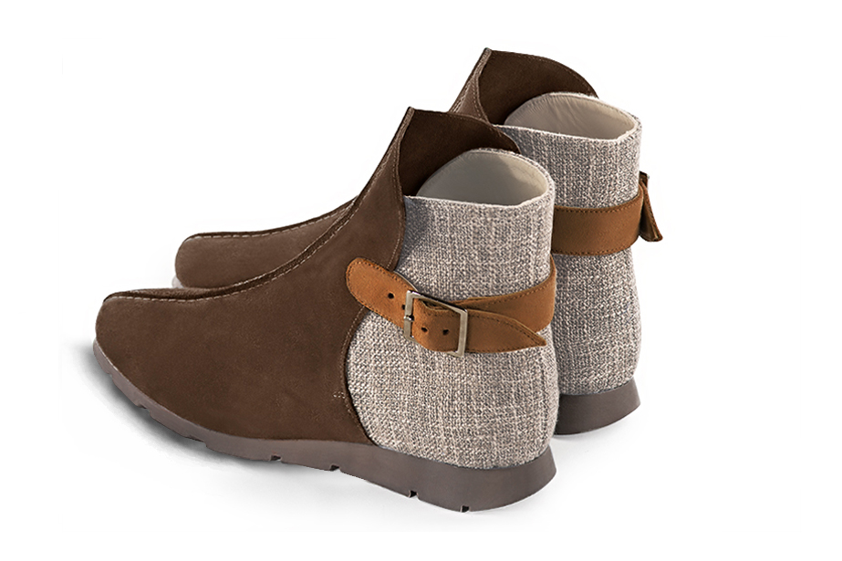 Bottines élégantes et raffinées avec des boucles à l'arrière, coloris marron chocolat et beige naturel. Bout rond. Semelle gomme plat. Personnalisation : Choix des cuirs, des couleurs et des talons. Cou-de-pied sur mesure. - Florence KOOIJMAN