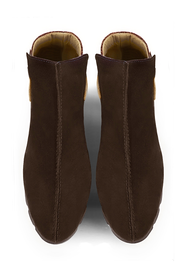 Bottines élégantes et raffinées avec des boucles à l'arrière, coloris marron ébène, orange corail et jaune ocre. Bout rond. Semelle gomme plat. Personnalisation : Choix des cuirs, des couleurs et des talons. Cou-de-pied sur mesure. - Florence KOOIJMAN