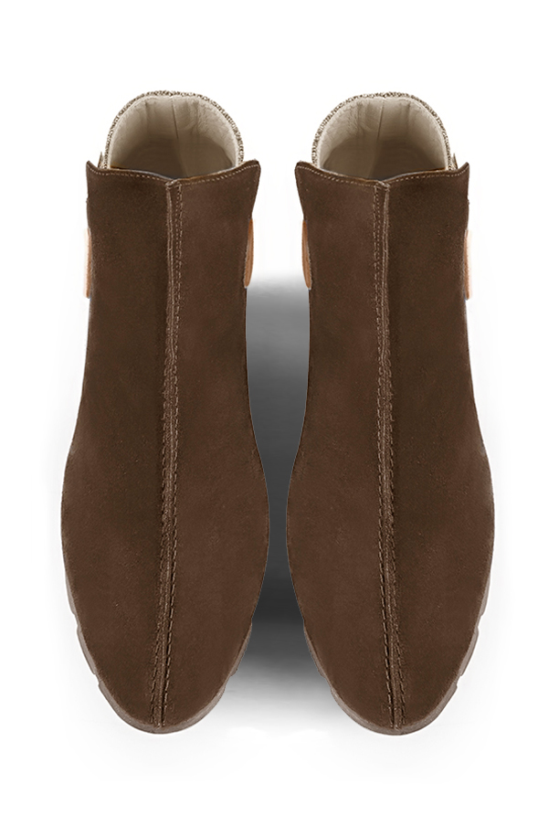 Bottines élégantes et raffinées avec des boucles à l'arrière, coloris marron chocolat et beige naturel. Bout rond. Semelle gomme plat. Personnalisation : Choix des cuirs, des couleurs et des talons. Cou-de-pied sur mesure. - Florence KOOIJMAN