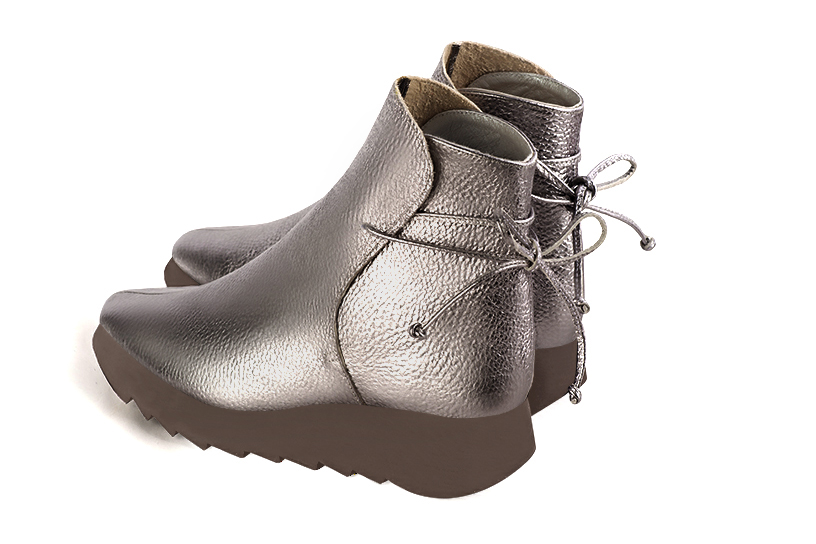 Boots femme : Bottines lacets à l'arrière couleur gris cendre. Bout carré. Semelle gomme petit talon. Vue arrière - Florence KOOIJMAN