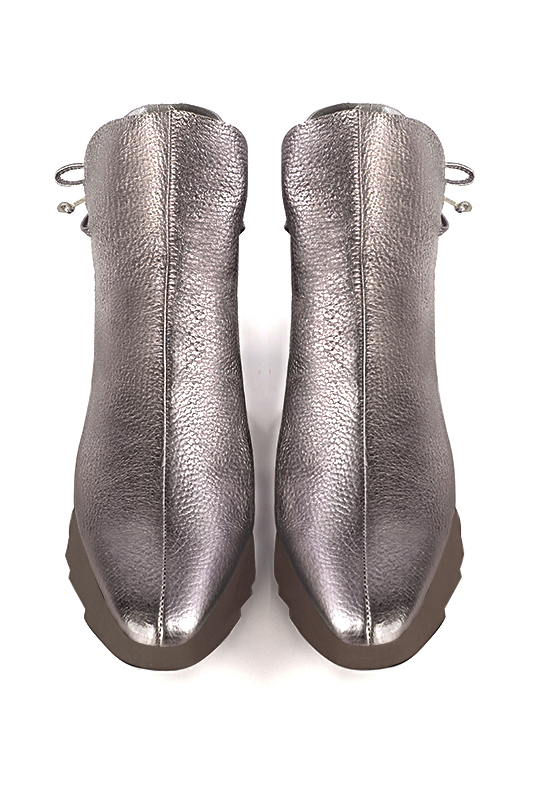 Boots femme : Bottines lacets à l'arrière couleur gris cendre. Bout carré. Semelle gomme petit talon. Vue du dessus - Florence KOOIJMAN