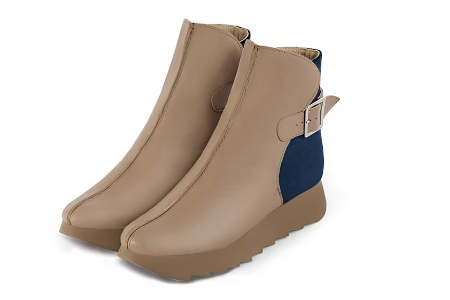 Bottines élégantes et raffinées avec des boucles à l'arrière, coloris beige sahara et bleu marine. Bout rond. Semelle gomme mi-haut. Personnalisation : Choix des cuirs, des couleurs et des talons. Cou-de-pied sur mesure. - Florence KOOIJMAN