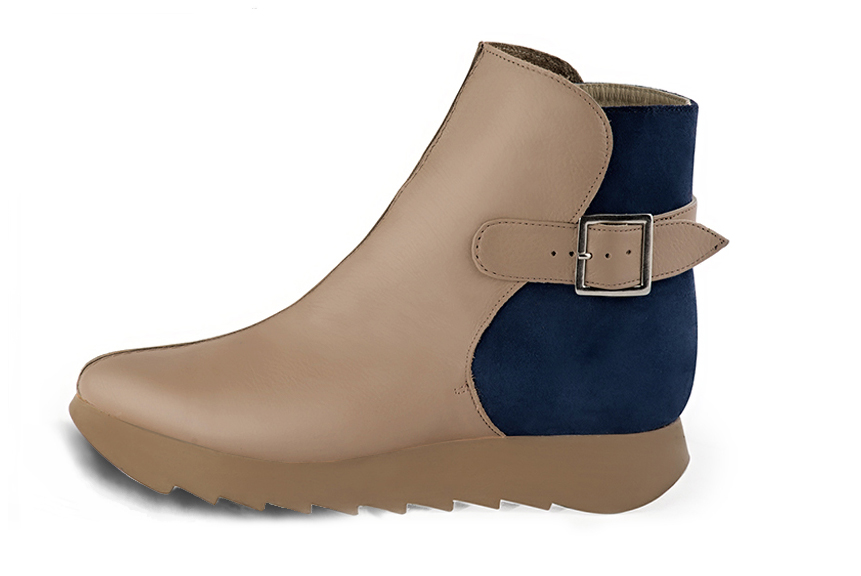 Bottines élégantes et raffinées avec des boucles à l'arrière, coloris beige sahara et bleu marine. Bout rond. Semelle gomme mi-haut. Personnalisation : Choix des cuirs, des couleurs et des talons. Cou-de-pied sur mesure. - Florence KOOIJMAN