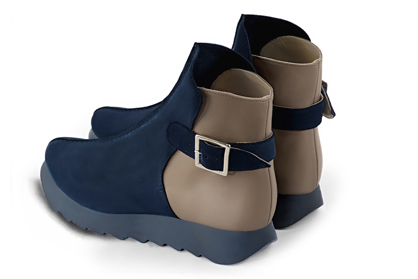 Bottines élégantes et raffinées avec des boucles à l'arrière, coloris bleu marine et beige mastic. Bout rond. Semelle gomme mi-haut. Personnalisation : Choix des cuirs, des couleurs et des talons. Cou-de-pied sur mesure. - Florence KOOIJMAN