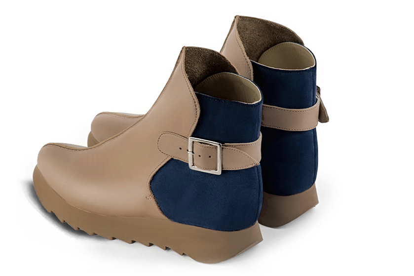 Bottines élégantes et raffinées avec des boucles à l'arrière, coloris beige sahara et bleu marine. Bout rond. Semelle gomme mi-haut. Personnalisation : Choix des cuirs, des couleurs et des talons. Cou-de-pied sur mesure. - Florence KOOIJMAN