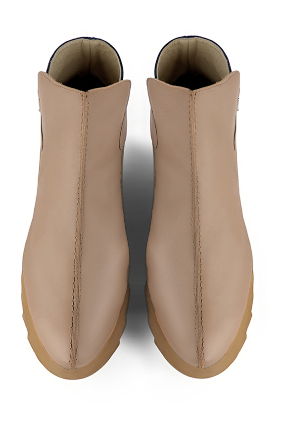 Bottines élégantes et raffinées avec des boucles à l'arrière, coloris beige sahara et bleu marine. Bout rond. Semelle gomme mi-haut. Personnalisation : Choix des cuirs, des couleurs et des talons. Cou-de-pied sur mesure. - Florence KOOIJMAN