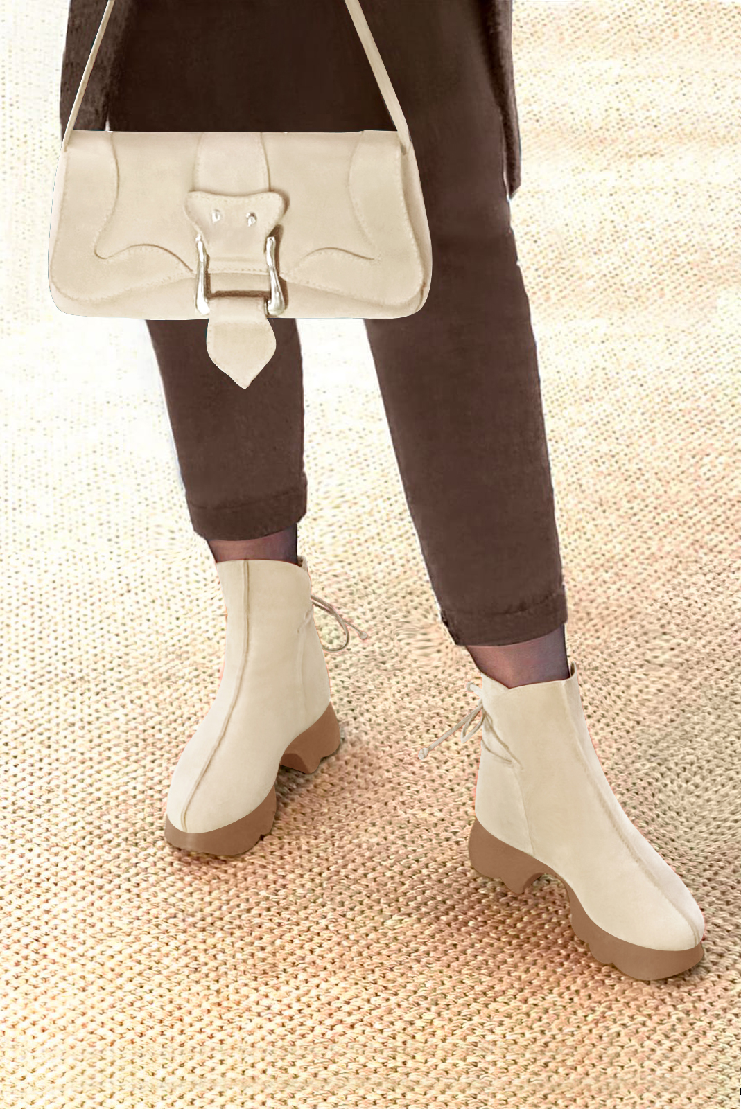 Boots femme : Bottines lacets à l'arrière couleur beige vanille. Bout rond. Semelle gomme petit talon. Vue porté - Florence KOOIJMAN
