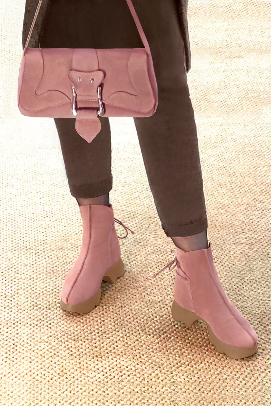 Boots femme : Bottines lacets à l'arrière couleur rose vieux rose. Bout rond. Semelle gomme petit talon. Vue porté - Florence KOOIJMAN