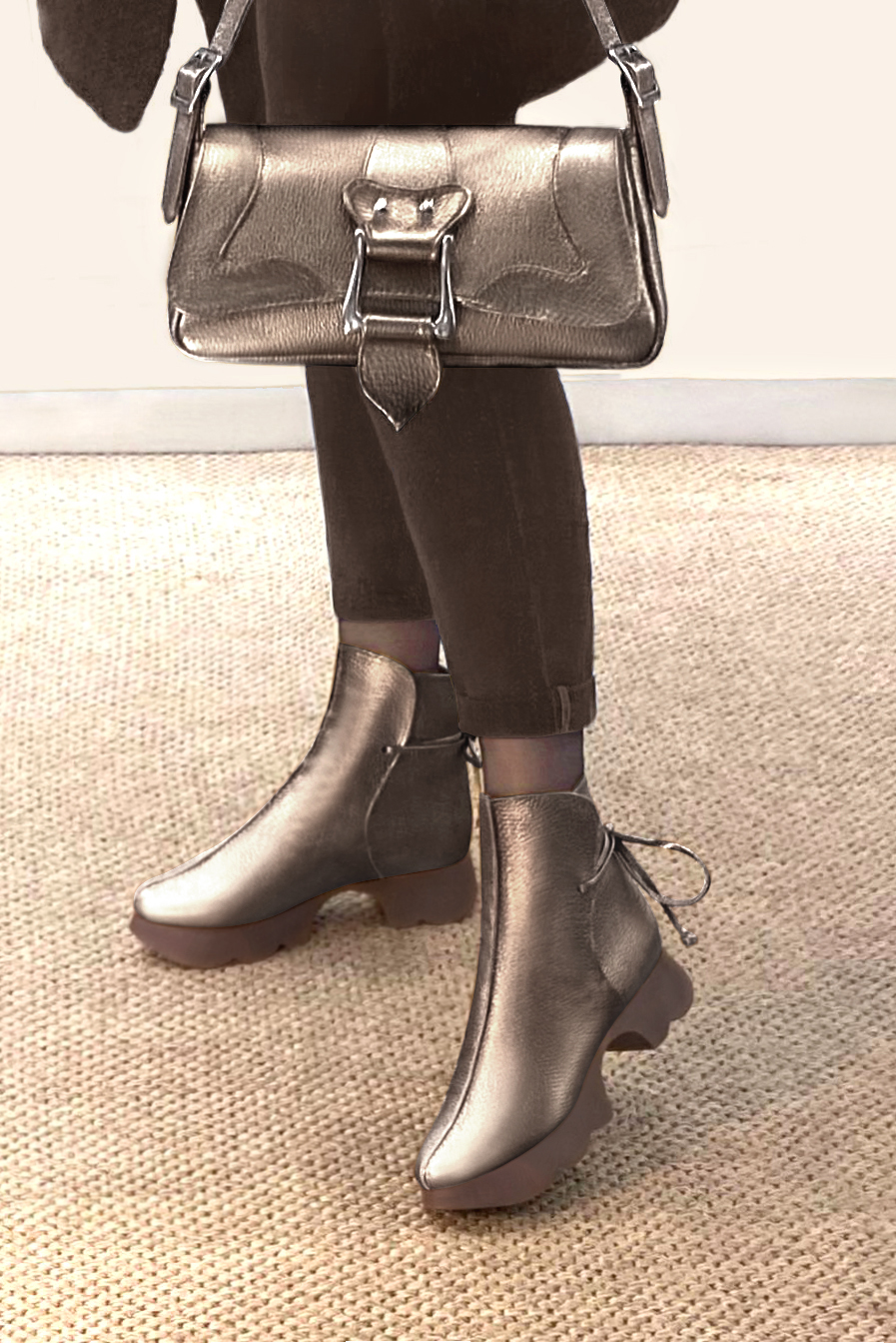 Boots femme : Bottines lacets à l'arrière couleur beige mastic. Bout rond. Semelle gomme petit talon. Vue porté - Florence KOOIJMAN