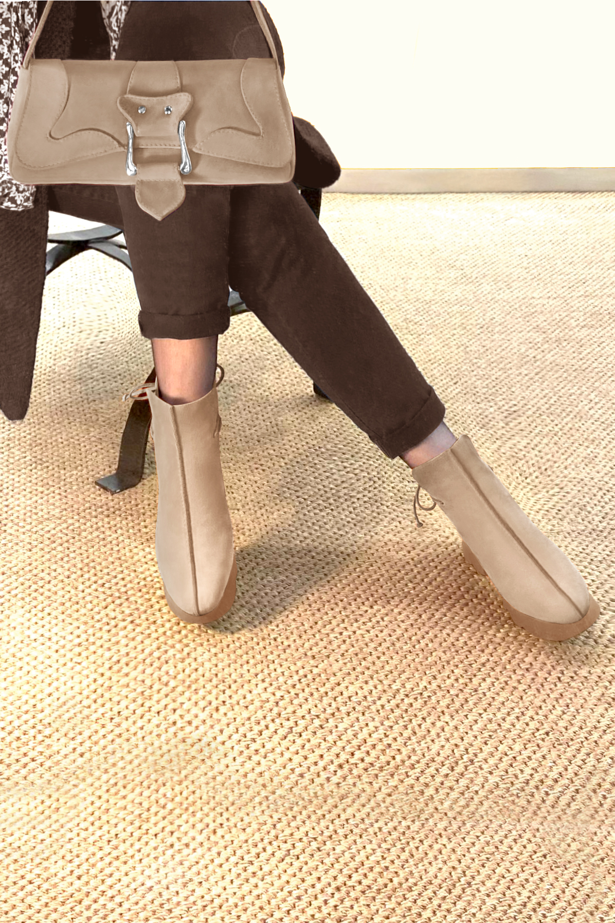 Boots femme : Bottines lacets à l'arrière couleur beige sahara. Bout rond. Semelle gomme petit talon. Vue du dessus - Florence KOOIJMAN