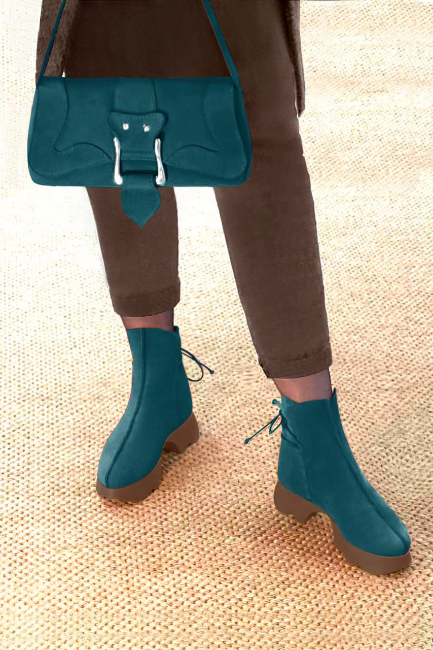 Boots femme : Bottines lacets à l'arrière couleur bleu canard. Bout rond. Semelle gomme petit talon. Vue porté - Florence KOOIJMAN