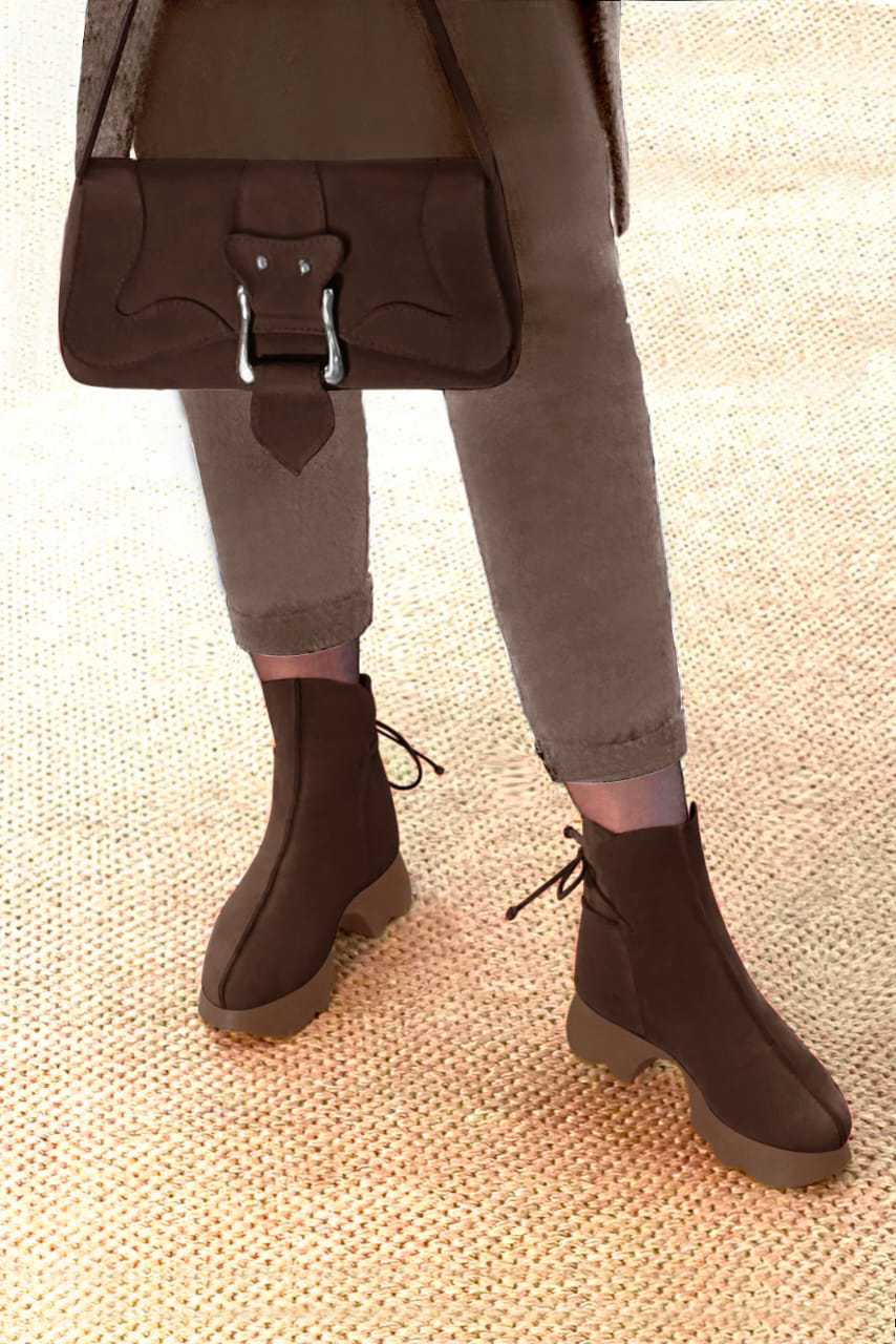 Boots femme : Bottines lacets à l'arrière couleur marron ébène. Bout rond. Semelle gomme petit talon. Vue porté - Florence KOOIJMAN