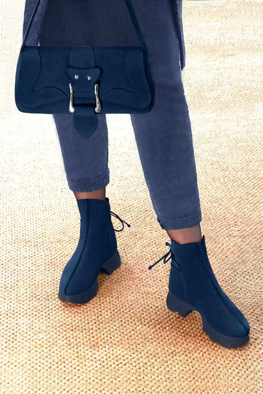 Boots femme : Bottines lacets à l'arrière couleur bleu marine. Bout rond. Semelle gomme petit talon. Vue porté - Florence KOOIJMAN
