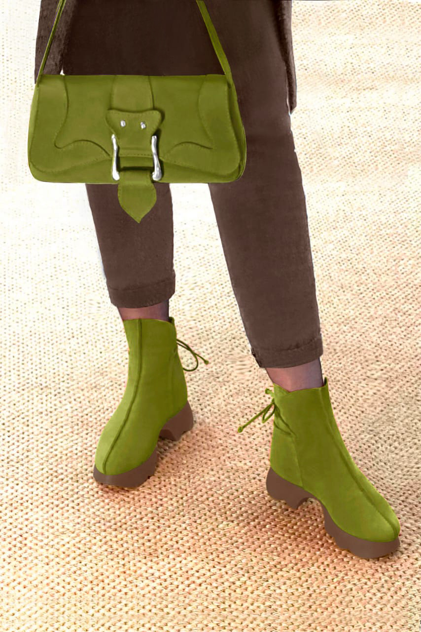 Boots femme : Bottines lacets à l'arrière couleur vert pistache. Bout rond. Semelle gomme petit talon. Vue porté - Florence KOOIJMAN