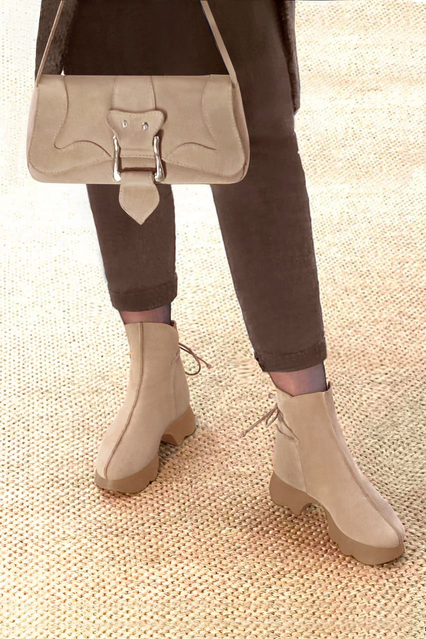 Bottines élégantes et raffinées avec des lacets à l'arrière, coloris beige sahara. Bout rond. Semelle gomme mi-haut. Personnalisation : Choix des cuirs, des couleurs et des talons. Cou-de-pied sur mesure. - Florence KOOIJMAN