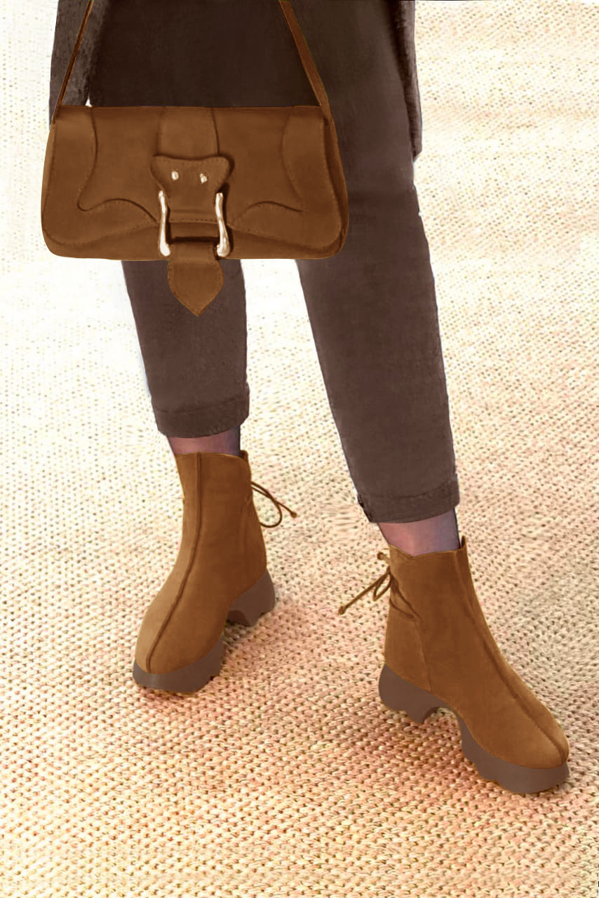 Boots femme : Bottines lacets à l'arrière couleur marron caramel. Bout rond. Semelle gomme petit talon. Vue du dessus - Florence KOOIJMAN